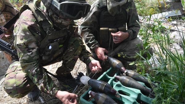 Военнослужащие ВС РФ готовят мины к стрельбе из миномета в зоне спецоперации - Sputnik Латвия