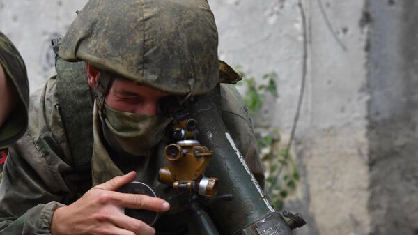Военнослужащие ВС РФ готовят миномет к стрельбе в зоне спецоперации - Sputnik Латвия
