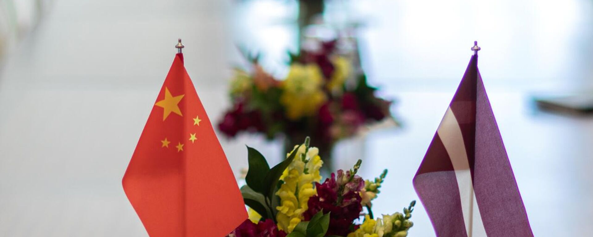 Флаги Китая и Латвии  - Sputnik Латвия, 1920, 02.02.2026