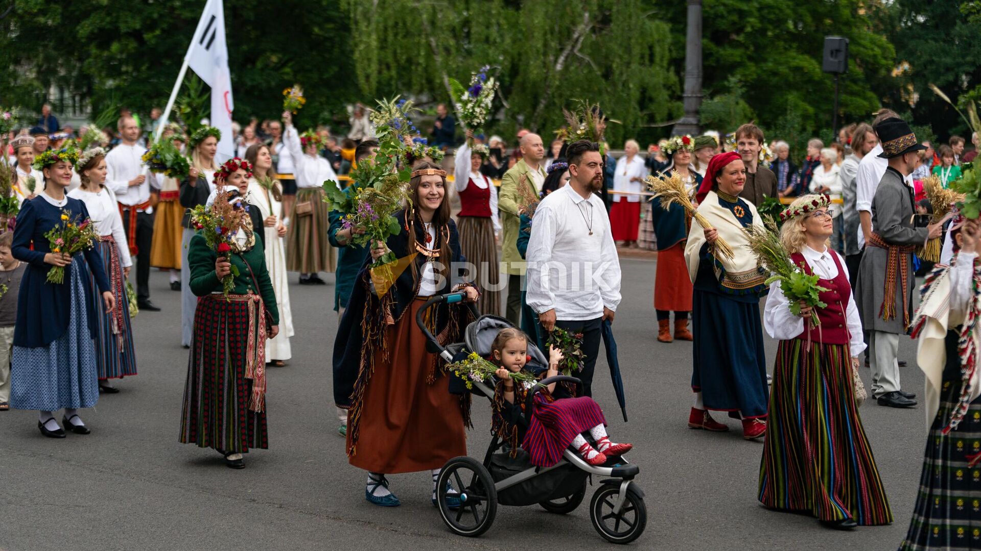 Традиционное шествие участников Праздника песни и танца в Риге - Sputnik Латвия, 1920, 12.07.2023