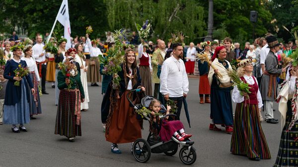 Традиционное шествие участников Праздника песни и танца в Риге - Sputnik Латвия