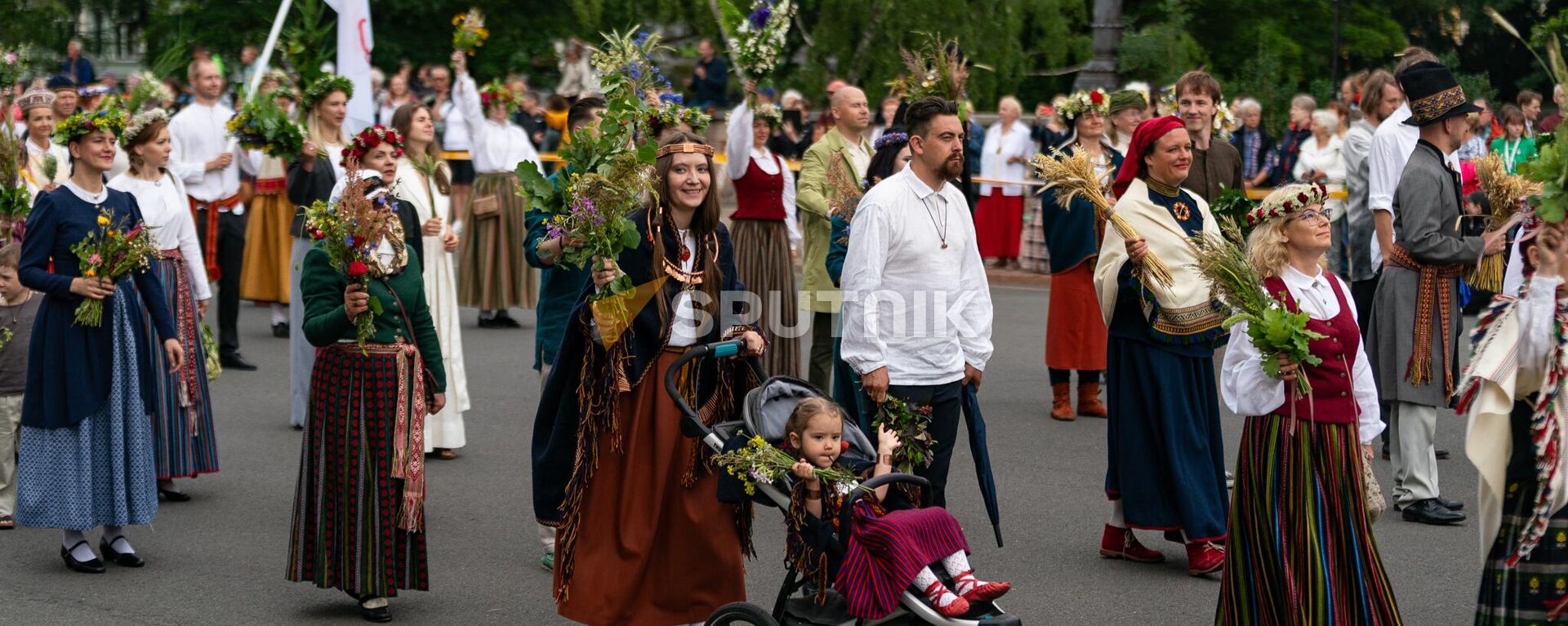 Традиционное шествие участников Праздника песни и танца в Риге - Sputnik Латвия, 1920, 02.07.2023