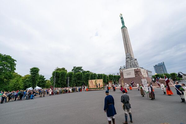 Шествие характеризуется великолепием народных костюмов, радостью встречи и торжеством праздника. - Sputnik Латвия