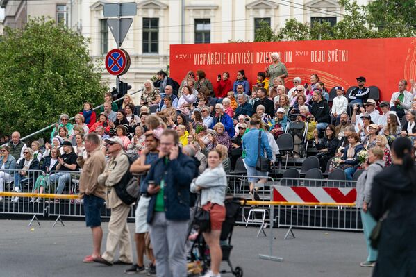 В шествии участников Праздника песни и танца участвуют почти 45 000 человек из 1800 коллективов. - Sputnik Латвия