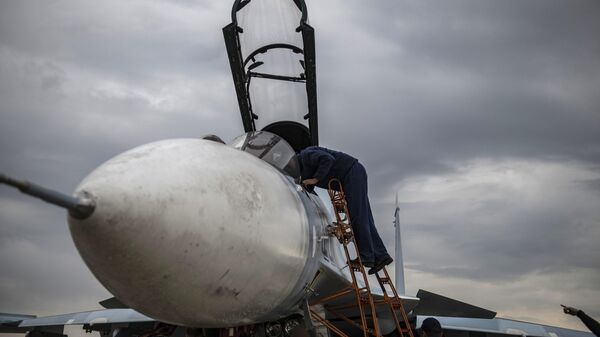 Многоцелевой истребитель Су-30СМ ВКС России на аэродроме базирования в зоне спецоперации - Sputnik Латвия