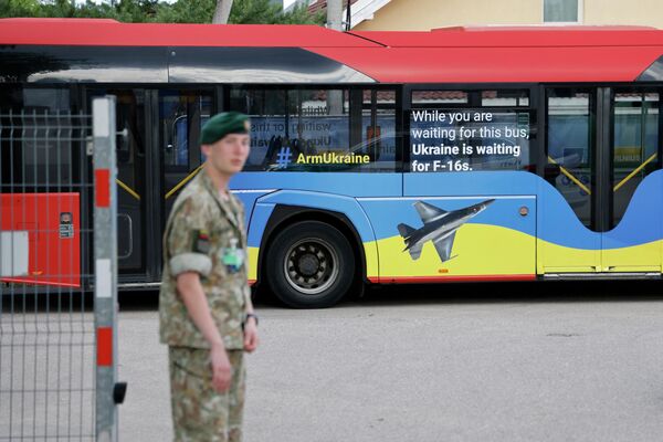 Надпись на автобусе в Вильнюсе: &quot;Пока вы ждете этот автобус, Украина ждет истребители F-16&quot; - Sputnik Латвия