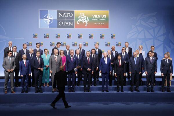 Церемония фотографирования участников саммита НАТО в Вильнюсе - Sputnik Латвия
