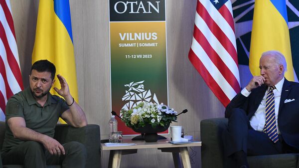 Президент Украины Владимир Зеленский и президент США Джо Байден (слева направо) проводят встречу на саммите НАТО в Вильнюсе - Sputnik Латвия