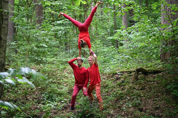 В лесу парка Вингис команда Acting for Climate представила цирковое представление Bark, посвященное связи человека с природой. - Sputnik Латвия