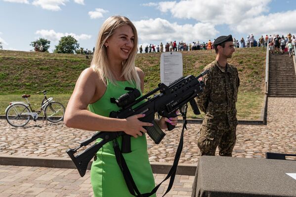 Зрители фестиваля смогли сфотографироваться с современными образцами оружия - Sputnik Латвия