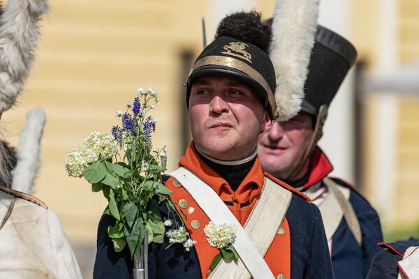 Фестиваль завершился возложением цветов в парке, где был установлен памятник в честь столетия победы над Наполеоном - Sputnik Латвия