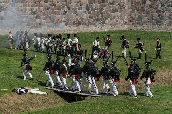 Войска Наполеона идут на крепость - Sputnik Латвия