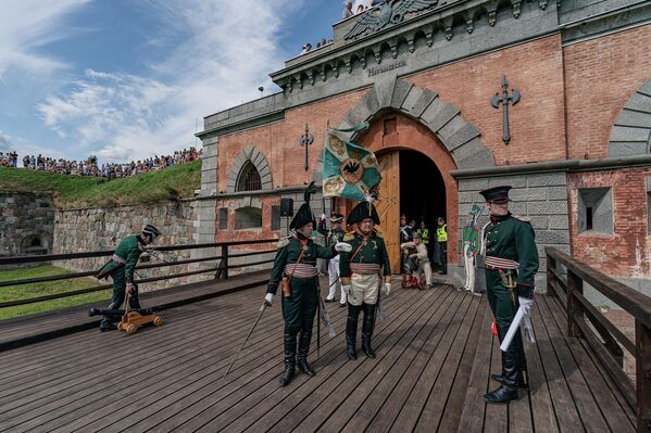 Участники фестиваля у Николаевских ворот Даугавпилсской крепости  - Sputnik Латвия