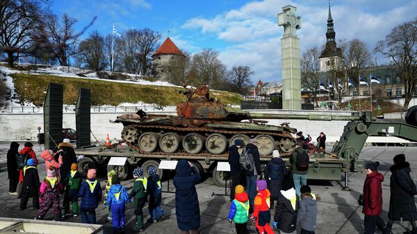 Предположительно, подбитый на Украине российский танк Т-72 установлен в Таллине, 1 марта 2023 года - Sputnik Латвия