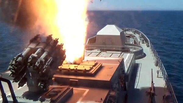Пуск крылатых ракет Калибр с корабля ВМФ России по военным объектам на Украине - Sputnik Латвия