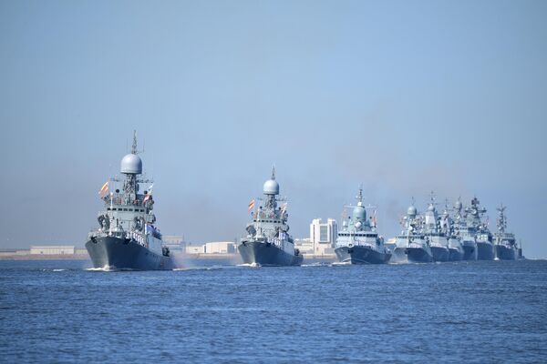 Корабли на параде в акватории Финского залива в Кронштадте. - Sputnik Латвия