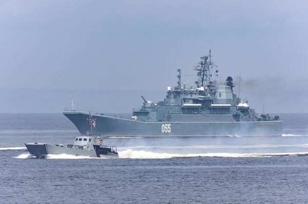 Ракетный крейсер 1-го ранга &quot;Маршал Устинов&quot; на параде во Владивостоке. - Sputnik Латвия
