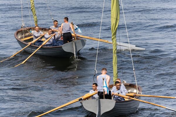 Моряки во время празднования Дня ВМФ во Владивостоке. - Sputnik Латвия