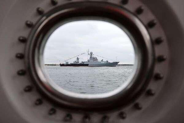 Малый противолодочный корабль 3-го ранга &quot;МПК-107&quot; принимает на параде в Балтийске. - Sputnik Латвия