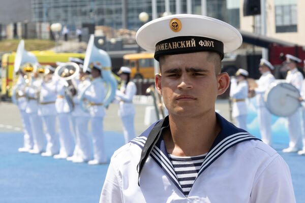 Моряк на торжественном параде, посвященном Дню Военно-Морского Флота, во Владивостоке. - Sputnik Латвия