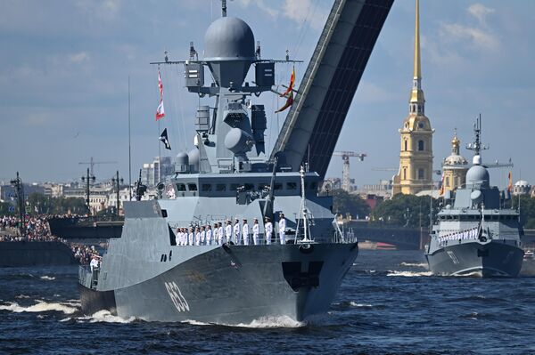 Малый ракетный корабль &quot;Углич&quot; проекта 21631 на параде в Санкт-Петербурге. - Sputnik Латвия