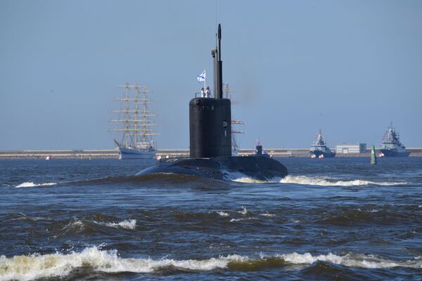 Подводная лодка &quot;Дмитров&quot; на параде в Кронштадте. - Sputnik Латвия
