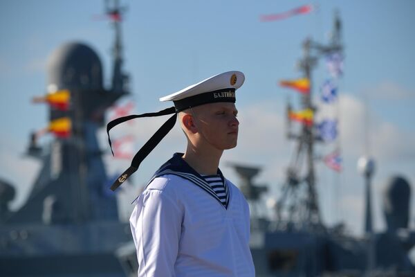 Моряк на параде в Кронштадте. - Sputnik Латвия
