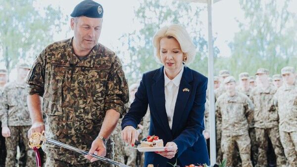 Министр обороны Латвии Инара Мурниеце и командующий НВС Латвии Леонид Калныньш - Sputnik Латвия