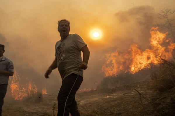 Пожар в деревне Геннади на острове Родос, Греция. - Sputnik Латвия