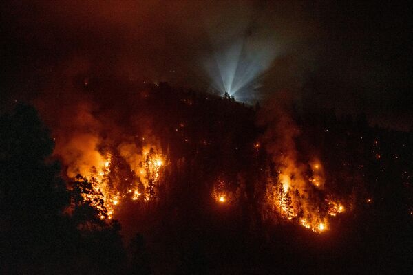 Лесной пожар в ущелье Барранко-дель-Хурадо, на Канарском острове Ла, Испания. - Sputnik Латвия