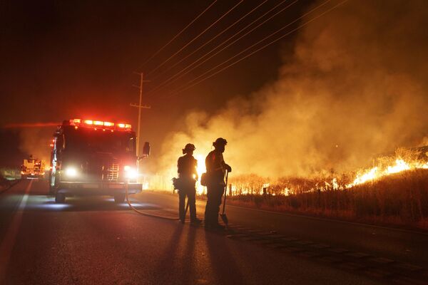 Пожарные наблюдают за пожаром в Морено-Вэлли, Калифорния, США. - Sputnik Латвия
