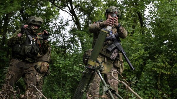 Военнослужащие ВС РФ ведут стрельбу из 82-мм миномета на купянском направлении в зоне СВО - Sputnik Латвия