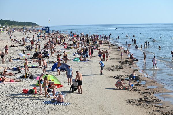 На фото: отдыхающие на пляже в Паланге. - Sputnik Латвия