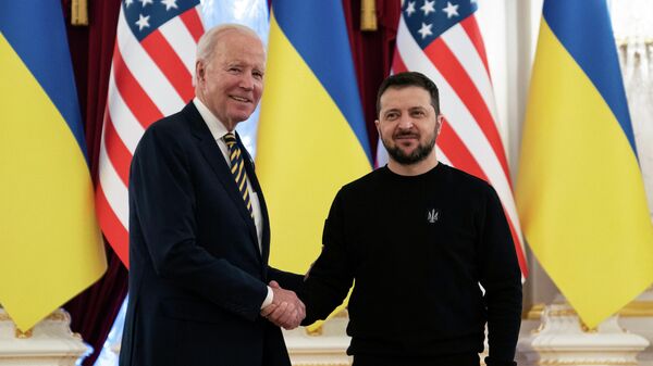 Президент США Джо Байден и президент Украины Владимир Зеленский, 20 февраля 2023 года - Sputnik Латвия