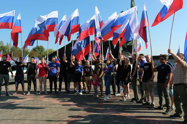 Участники автопробега, приуроченного к празднованию Дня российского флага в Донецке. - Sputnik Латвия