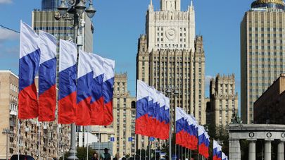 Российские флаги, установленные в Москве ко Дню государственного флага России