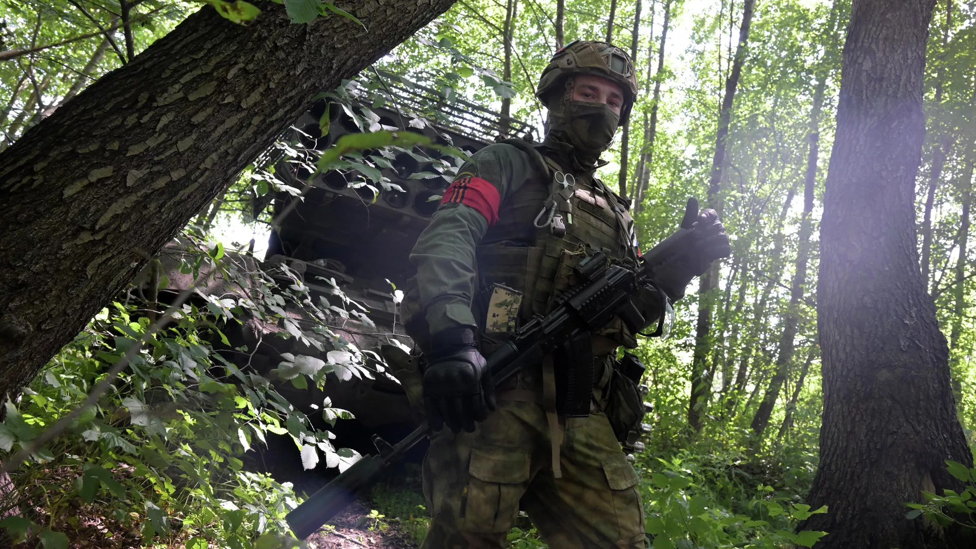 Военнослужащий из экипажа тяжелой огнеметной системы Солнцепек в зоне спецоперации