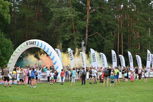 В воскресенье, 27 августа, в столичном парке Вингис состоялся красочный забег Color Run 2023. - Sputnik Латвия