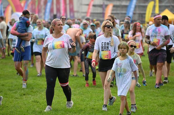 Забег Color Run — это праздник красок, который призывает просто хорошо провести время. Именно поэтому у участников Color Run нет ограничений по времени, а организаторы мероприятия не фиксируют их результаты. - Sputnik Латвия