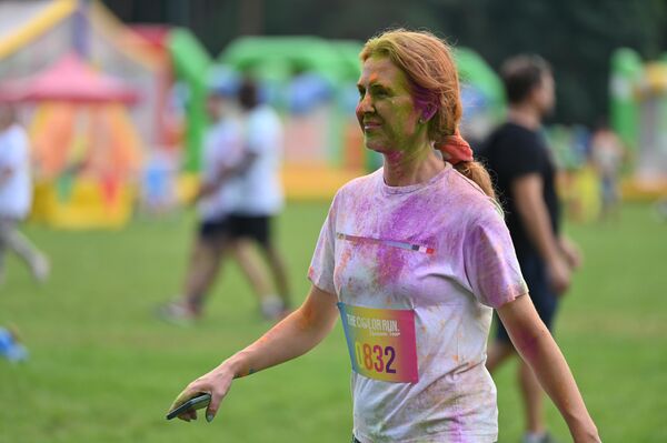 На фото: участница забега Color Run 2023 в Вильнюсе. - Sputnik Латвия