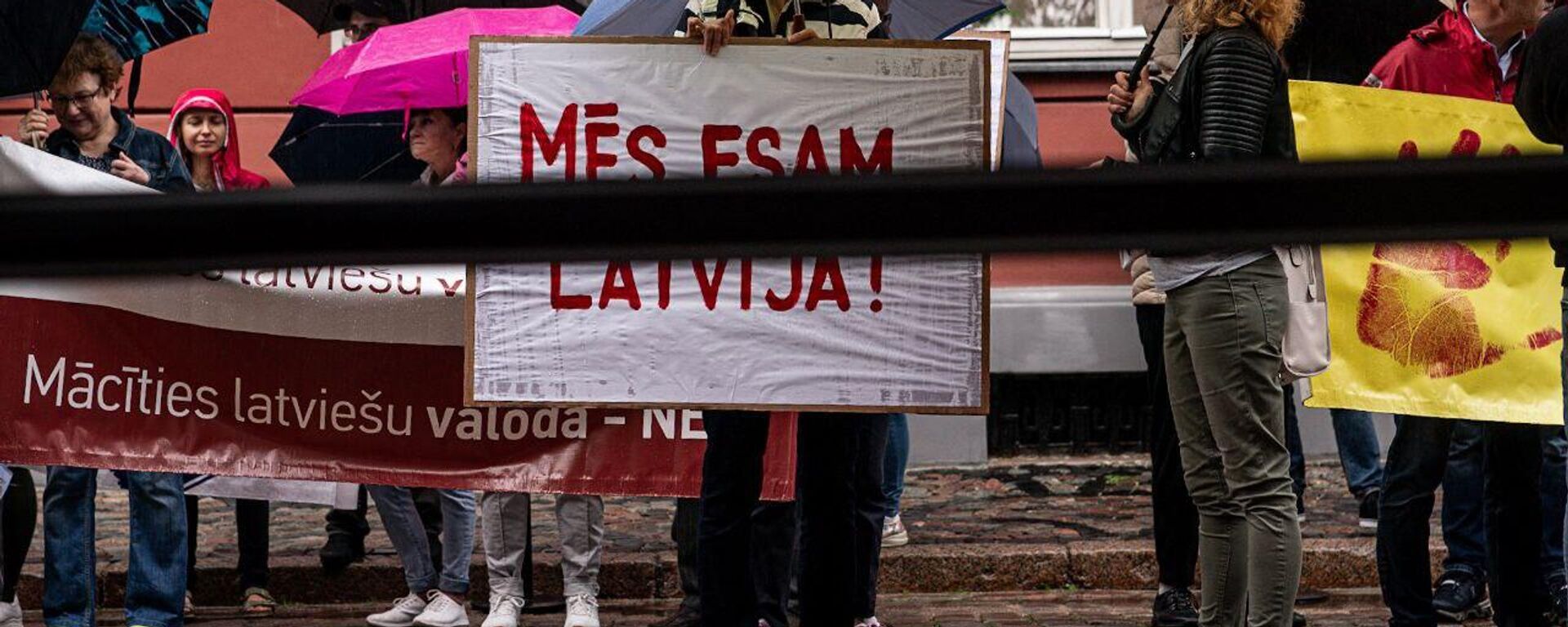 Митинг против перевода школ на латышский язык обучения у здания Сейма Латвии в Риге - Sputnik Латвия, 1920, 31.08.2023