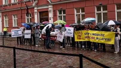 Митинг против перевода школ на латышский язык обучения у здания Сейма Латвии в Риге