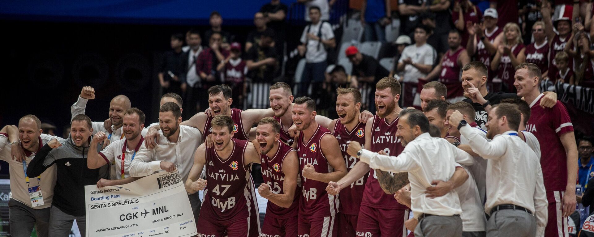 Баскетболисты сборной Латвии празднует выход в четвертьфинал ЧМ-2023 после победы над командой Бразилии - Sputnik Латвия, 1920, 04.09.2023
