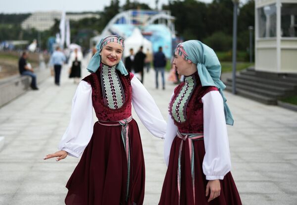 Девушки в национальных костюмах на Восточном экономическом форуме во Владивостоке - Sputnik Латвия