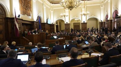 Утверждение кабинета министров во главе с Эвикой Силиней на внеочередной сессии Сейма Латвии