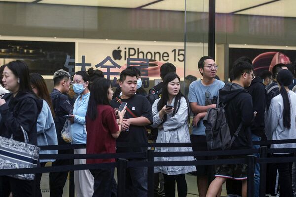 Очередь из желающих купить новый iPhone 15 в Ханчжоу  - Sputnik Латвия