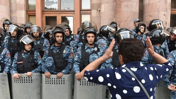 Напряженная ситуация у площади Республики в Ереване: граждане пытаются прорвать полицейское оцепление - Sputnik Латвия