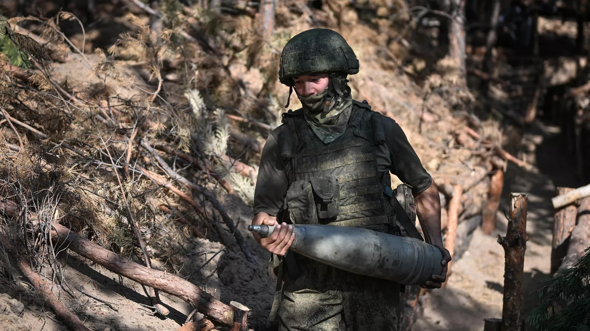 Военнослужащий расчета артиллерийской установки Гиацинт-С ВС РФ в зоне спецоперации