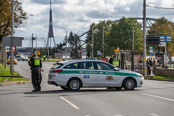Жители Риги были вынуждены искать объезд улиц, закрытых для движения транспорта - Sputnik Латвия