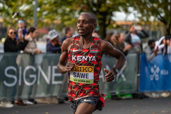 28-летний кенийский бегун Сабастьян Кимару Саве стал победителем полумарафона, пробежав эту дистанцию за 59 минут 10 секунд - Sputnik Латвия